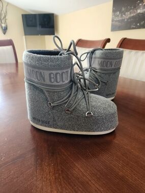 MOON BOOT Sizw 8.5 Men Or 7 Women